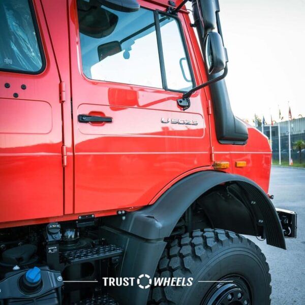 Mercedes Benz Unimog cabina frontal